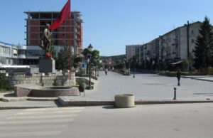 Bie në pikën e kontrollit me pistoletë në brez, arrestohet 42-vjeçari në Skenderaj