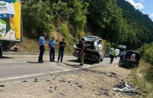 Aksident mes kamionit dhe veturës në magjistralen Gjakovë-Klinë, tre të lënduar