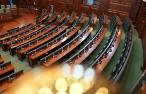 Përditësimet e fundit nga KQZ: Garë e ngushtë për mandate, kush hyn në Kuvend e kush mund të mbetet jashtë