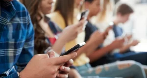 Si t’i mbrojmë fëmijët nga rrjetet sociale? Këshilla për prindërit