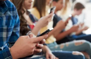 Si t’i mbrojmë fëmijët nga rrjetet sociale? Këshilla për prindërit