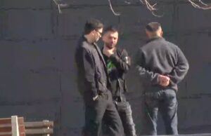 Babai i Gjestit paraqitet në gjykatë për seancën ndaj djalit të tij