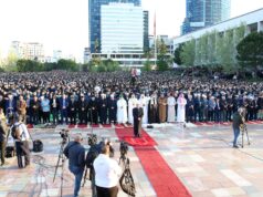 Mbushet sheshi i Tiranës, mijëra besimtarë falën namazin e Bajramit