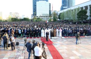 Mbushet sheshi i Tiranës, mijëra besimtarë falën namazin e Bajramit
