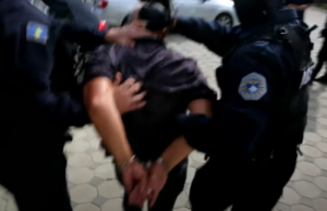 Dy kosovarë ekstradohet nga Italia për në Kosovë, dyshohen për vrasje në tentativë dhe vjedhje të rëndë