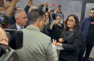 Deputeti i VV-së Agim Bahtiri, shkon tek zyrat e GP të LDK-së për t’i kërkuar nënshkrimet