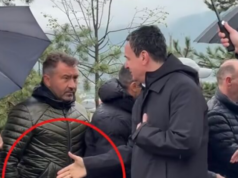 Qytetari nuk ia zgjat dorën Albin Kurtit gjatë homazheve në Gllobar të Drenasit – pamje