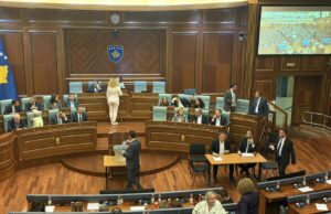 Pushteti tenton të kap institucionet para zgjedhjeve: Qeveria shpalli 20 pozita të larta udhëheqëse disa ora para shpërndarjes së Kuvendit