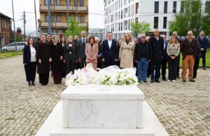 Haxhiu përkujton Konushevcin dhe Malajn në 28-vjetorin e vrasjes së tyre