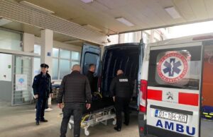 Rrahje masive në Skenderaj, një person niset me autoambulancë drejt spitalit