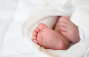 E rëndë në Ferizaj: Foshnja lind në tualet të Emergjencës, vdes pak pas lindjes