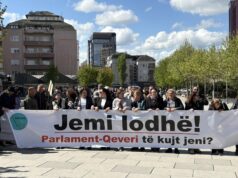 “Mos na shkelni”- “Parlament, Qeveri të kujt jeni?”: Punëtorët e sektorit privat protestojnë në Prishtinë