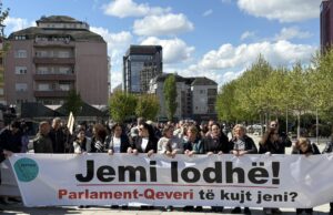 “Mos na shkelni”- “Parlament, Qeveri të kujt jeni?”: Punëtorët e sektorit privat protestojnë në Prishtinë