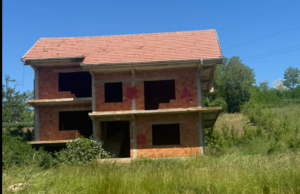 “Zemra ime ndihet e thyer”, Vasfija kthehet ne vendin ku e dhunuan serbet