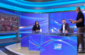 Serish sherr ne televizion me Albatrosin. Moderatorja e largon nga studio