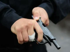 Nga viktimë në të dyshuar: Policia gjen armë në veturën e të plagosurit në atentatin e Prishtinës