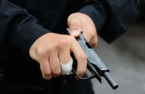Nga viktimë në të dyshuar: Policia gjen armë në veturën e të plagosurit në atentatin e Prishtinës