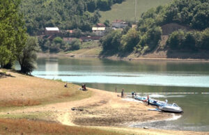 Personi i zhdukur në Batllavë dyshohet të jetë rreth 25-vjeçar, ai ishte në varkë bashkë me familje