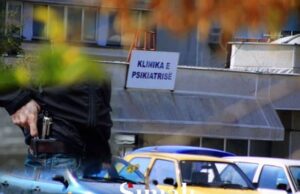 I dyshuari për armëmbajtje pa leje godet policin me grusht gjatë transportimit për në Psikiatri