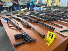 Plot armë e municion të kapura në veri, ekspozohen nga policia