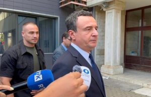 Kurti mbërrin në Kuvend, takohet me Abdixhikun për konstituimin e institucioneve
