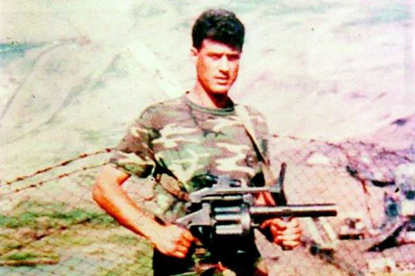 Thaçi-Hashim-comandante-dellu2019UCK-con-mitra-600x400-1