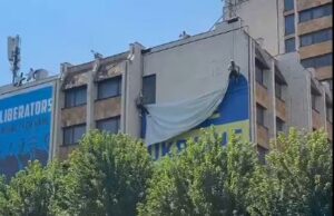 Deklaratat e Zelenskyt në Serbi, largohet mbishkrimi “Free Ukraine” në Prishtinë