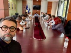 Deputetët e PDK-së shkojnë në Kuvend, Behrami publikon fotografi: Jemi këtu