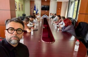 Deputetët e PDK-së shkojnë në Kuvend, Behrami publikon fotografi: Jemi këtu