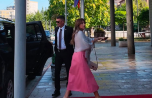 Haxhiu mbërrin në Kuvend, nuk tregon nëse do të propozohet sërish për kryetare të Kuvendit
