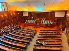 Dyert e mbyllura të Kuvendit, Administrata: Nuk kemi pranuar njoftim për seancë