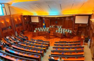 Deputetët e PDK-së dhe të Aleancës në Kuvend, ulen në vendet e tyre në sallën plenare