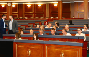 PDK përsëri në sallën plenare, Nura: LVV nuk ka të drejtë ta mbajë peng Kuvendin, thirreni seancën