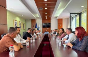 “Reflektoni – Hapeni Kuvendin!”: PDK kërkon vazhdimin e seancës konstituive