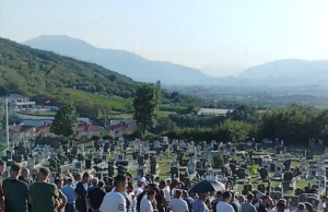 Varroset 18-vjeçari që ra nga kati i katërt në Prizren – numër i madh pjesëmarrësish në varrim