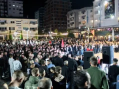 Nga sheshi “Adem Jashari” qytetarët e Skenderajt mbështesin fuqishëm katërshen e UÇK-së