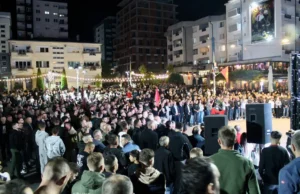Nga sheshi “Adem Jashari” qytetarët e Skenderajt mbështesin fuqishëm katërshen e UÇK-së