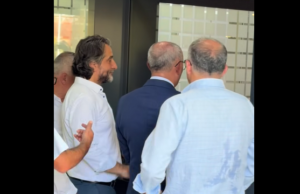 Kryetarët e komunave futen në Qeveri për t’ia dorëzuar kërkesat e tyre Kurtit
