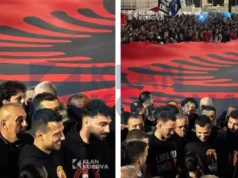 Ledri Vula shfaqet në protestën në Prishtinë i shoqëruar me djemtë e ish-krerëve të UÇK-së