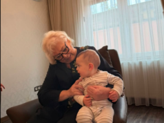 Presidentja Shiroka-Pula viziton familjen e Jakup Krasniqit, fotografohet me nipin e tij, Gegën