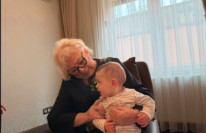 Presidentja Shiroka-Pula viziton familjen e Jakup Krasniqit, fotografohet me nipin e tij, Gegën